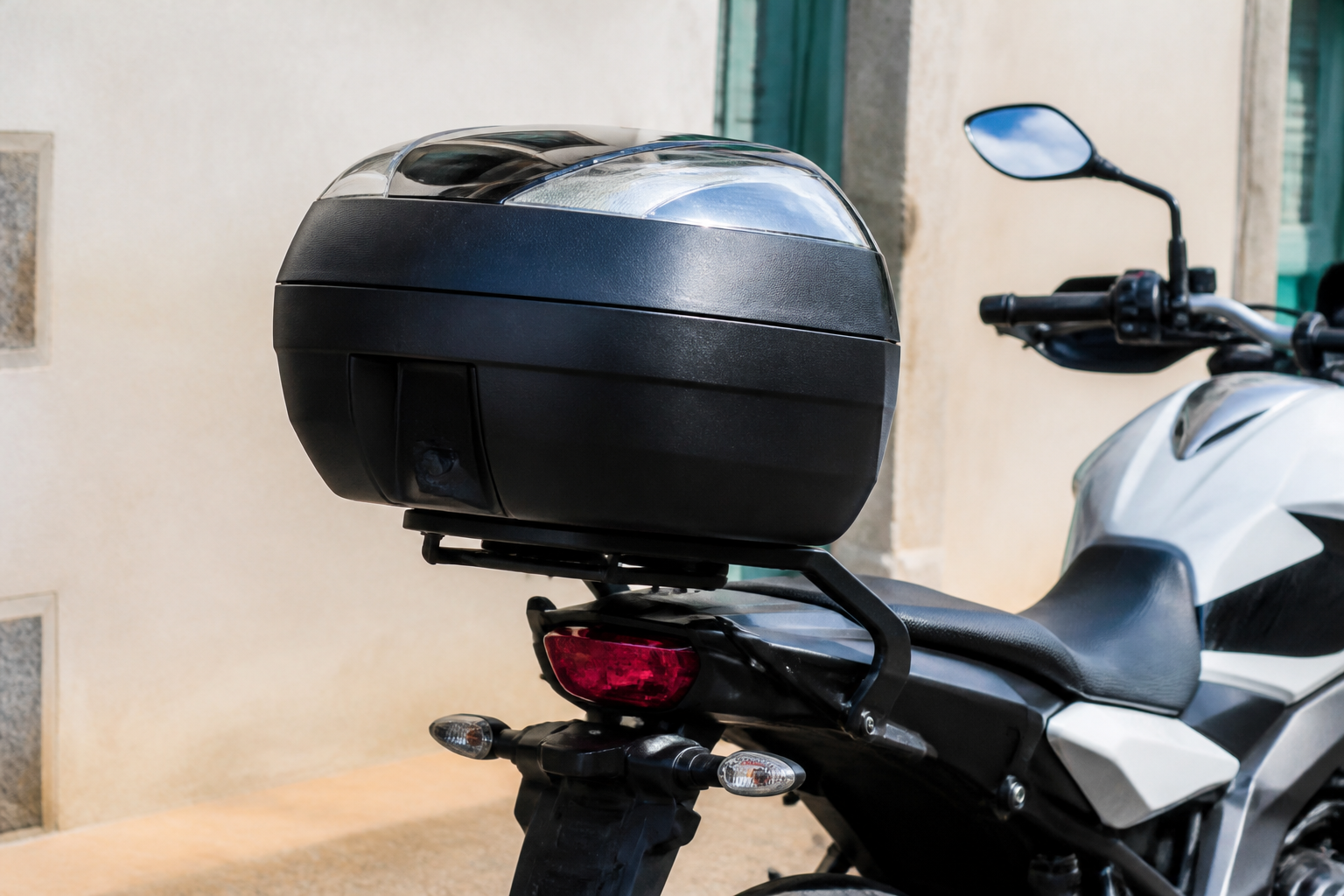 Choisir un coffre arrière pour moto : types et usages
